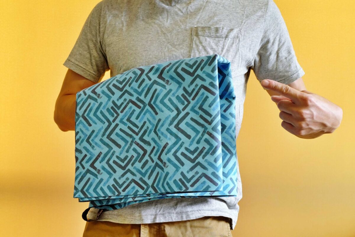 プールの準備をする男性