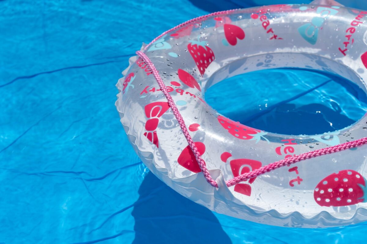 プールと浮き輪
