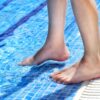 プールに入ろうとする人の足元
