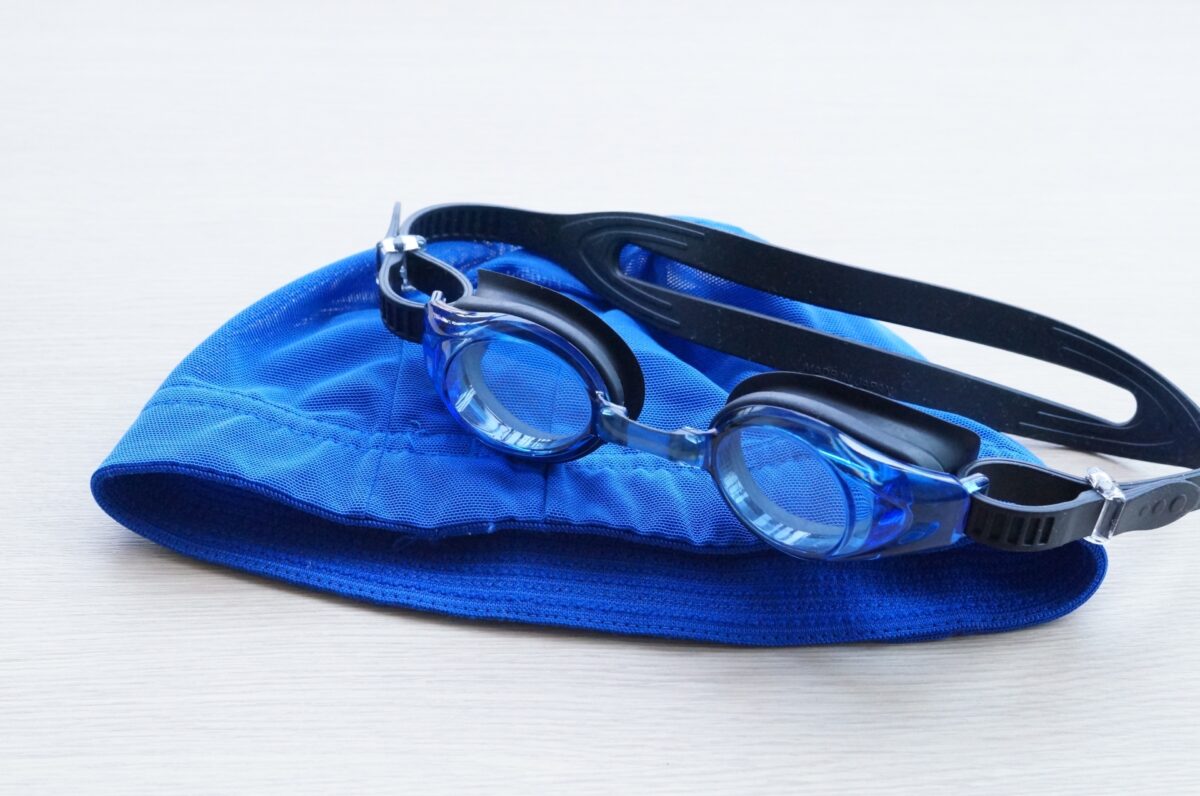 スイムキャップとゴーグル