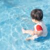 プールで水遊びする子ども