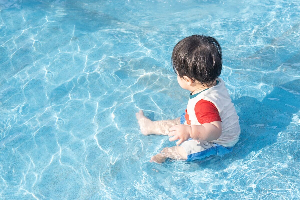 プールで水遊びする子ども