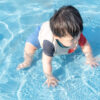 プールで遊ぶ赤ちゃん