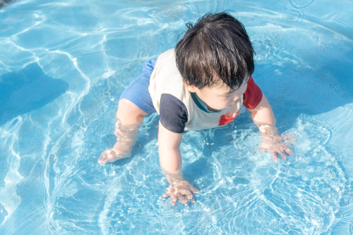 プールで遊ぶ赤ちゃん