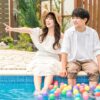 プールでデートをする男女