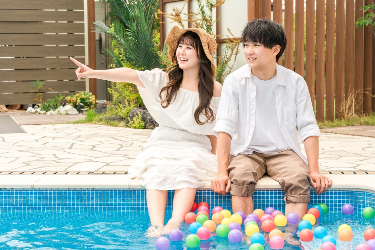 プールでデートをする男女