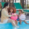 プールで遊ぶ親子