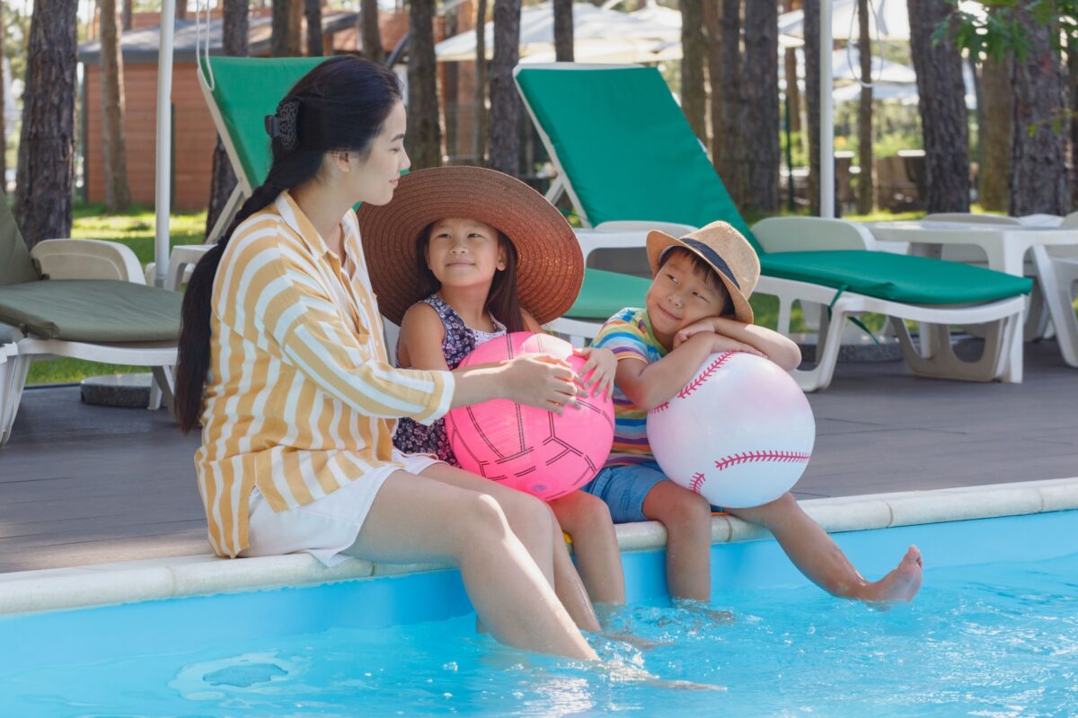 プールで遊ぶ親子