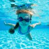 ゴーグルを使ってプールで潜る女の子